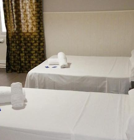 Hostal Oxum Madrid Bagian luar foto