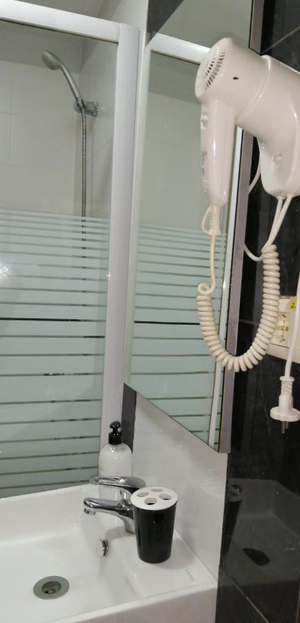 Hostal Oxum Madrid Bagian luar foto