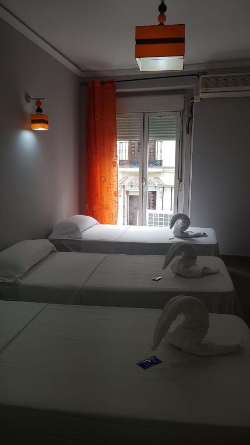 Hostal Oxum Madrid Bagian luar foto
