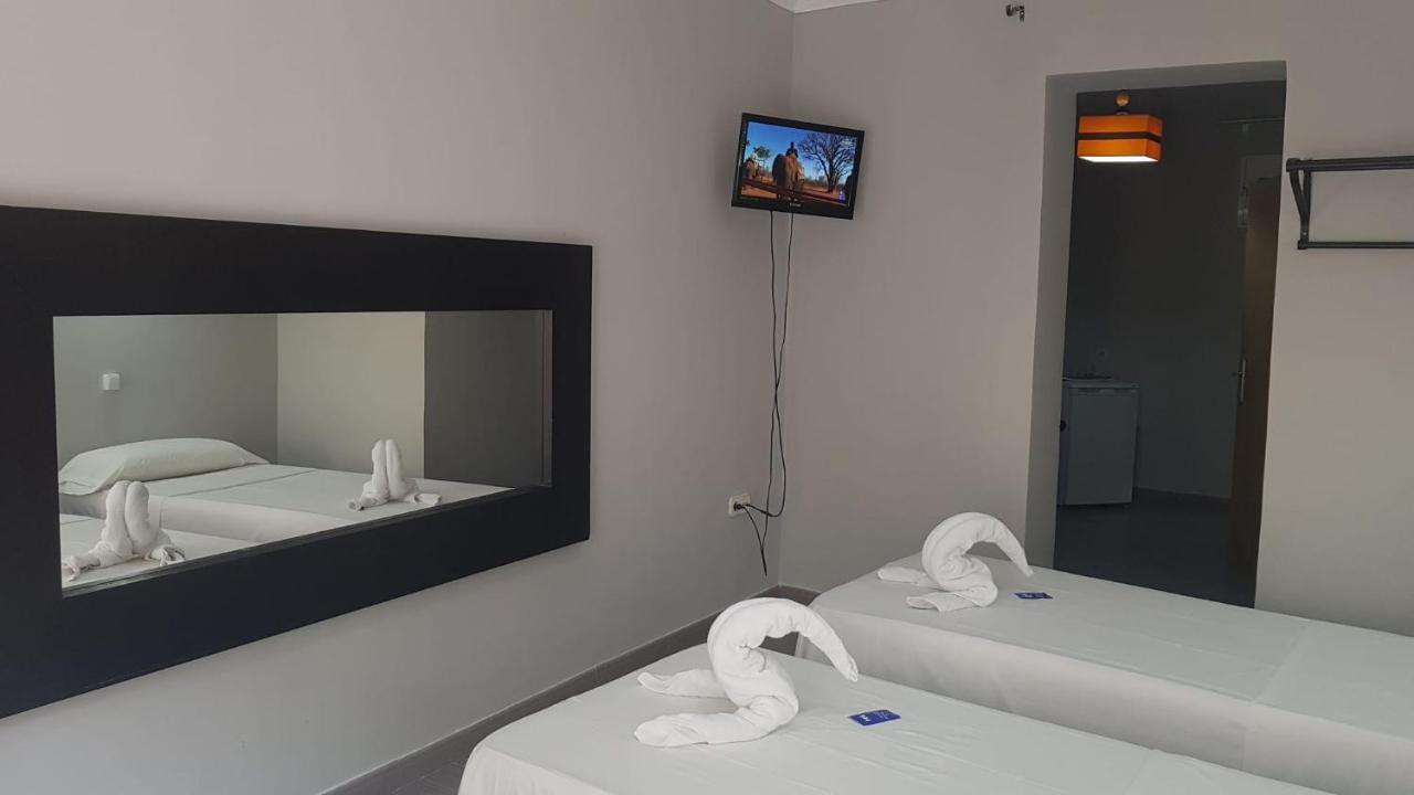 Hostal Oxum Madrid Bagian luar foto