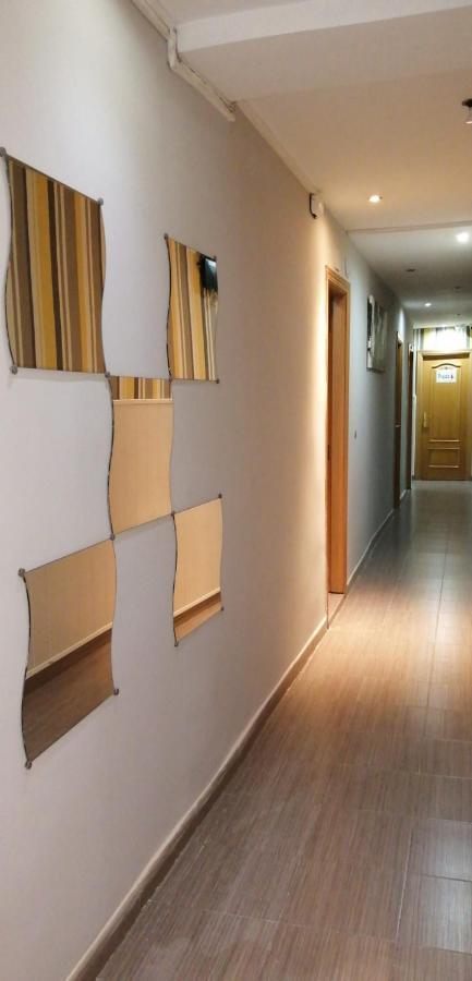 Hostal Oxum Madrid Bagian luar foto