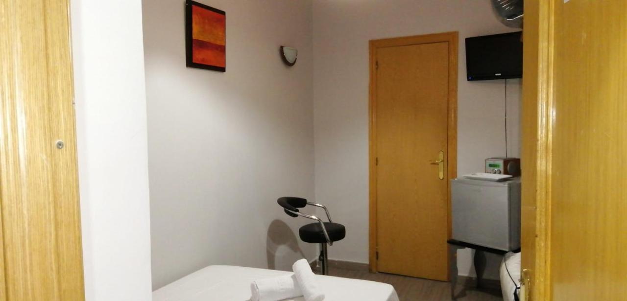 Hostal Oxum Madrid Bagian luar foto