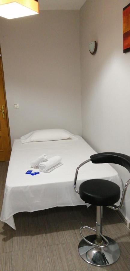 Hostal Oxum Madrid Bagian luar foto