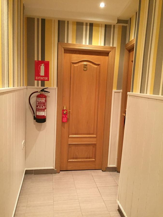 Hostal Oxum Madrid Bagian luar foto