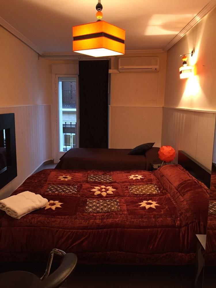 Hostal Oxum Madrid Bagian luar foto